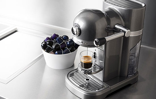 Кофемашина течет снизу Philips-Saeco